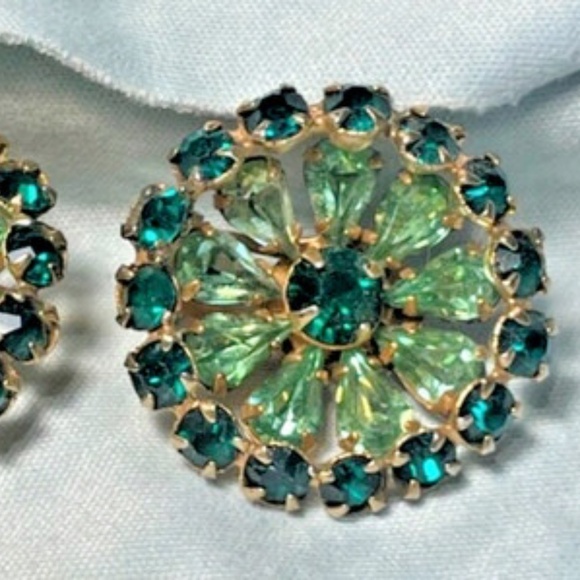 Vintage Light Green Rhinestone brooch & Clip On Earrings - Glass Stone Flower - Picture 4 of 6